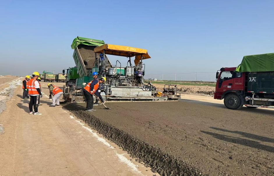新進(jìn)展！濱響大道水穩(wěn)層開(kāi)始鋪設(shè)2.jpg