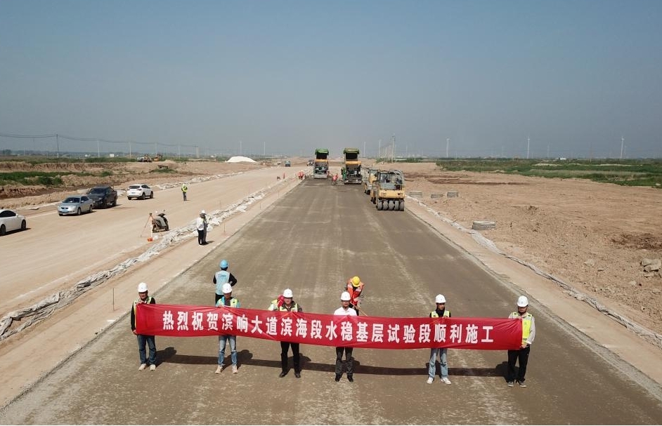 新進(jìn)展！濱響大道水穩(wěn)層開(kāi)始鋪設(shè)1.jpg