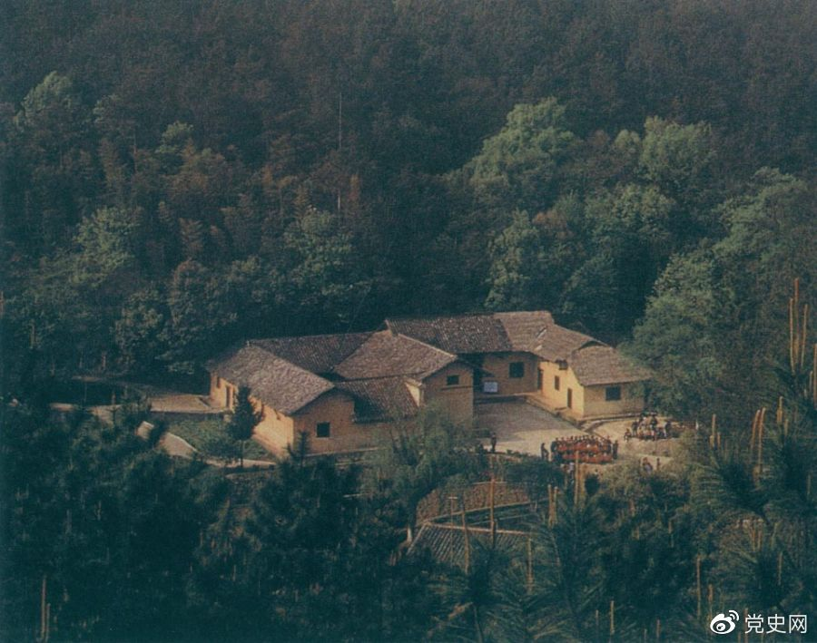 毛澤東故居&mdash;&mdash;湖南省湘潭縣韶山?jīng)_上屋場(chǎng)。1893年12月26日，毛澤東在這里誕生。