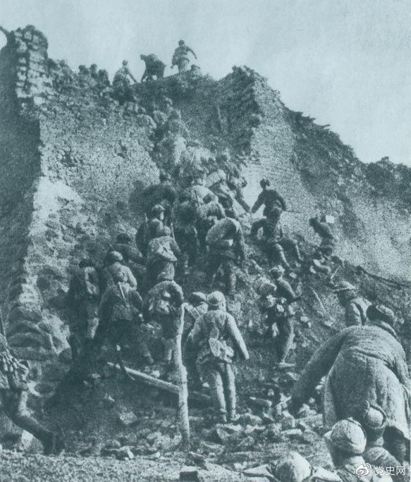 1948年12月，人民解放軍向新保安守敵發(fā)起攻擊。這是解放軍戰(zhàn)士登上新保安城頭。 